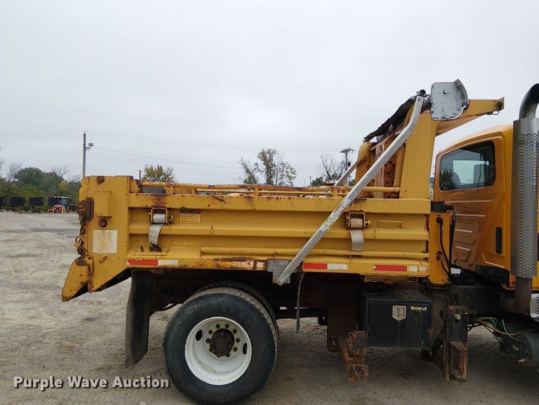 image for item DU3698 2002 International 7400 dump truck