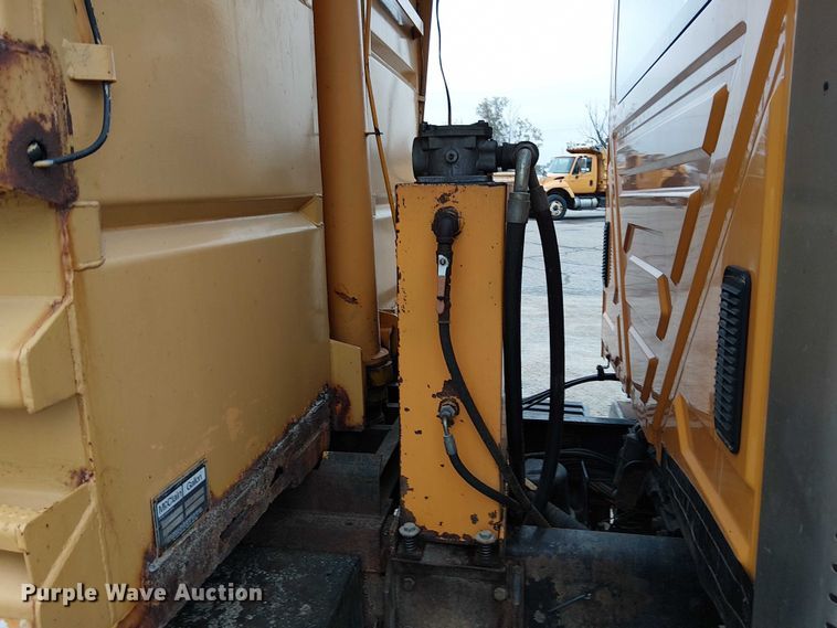 image for item DU3698 2002 International 7400 dump truck