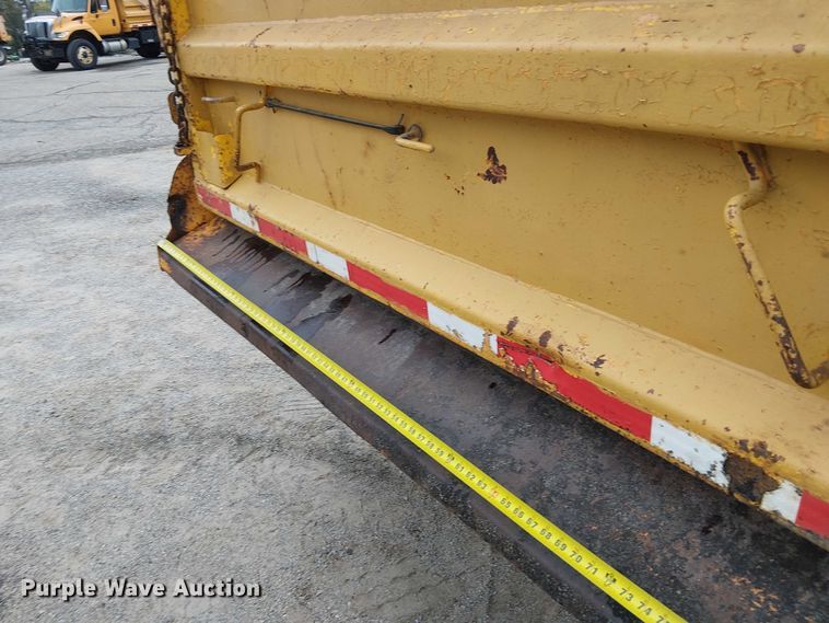 image for item DU3698 2002 International 7400 dump truck