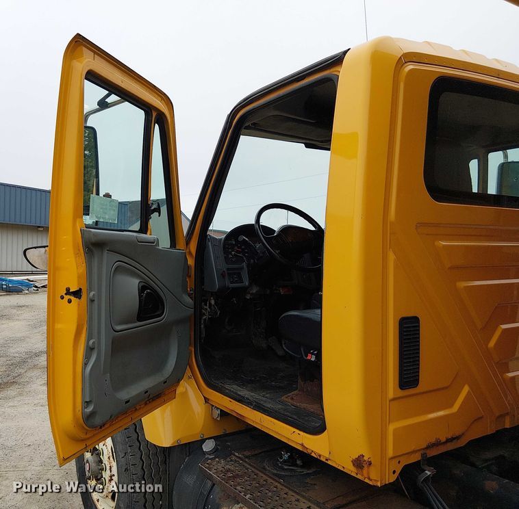 image for item DU3698 2002 International 7400 dump truck