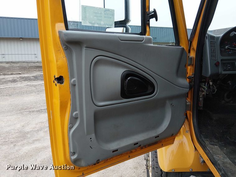 image for item DU3698 2002 International 7400 dump truck