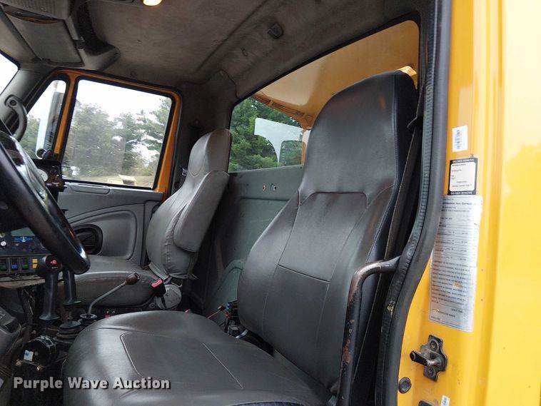 image for item DU3698 2002 International 7400 dump truck