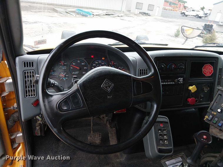 image for item DU3698 2002 International 7400 dump truck