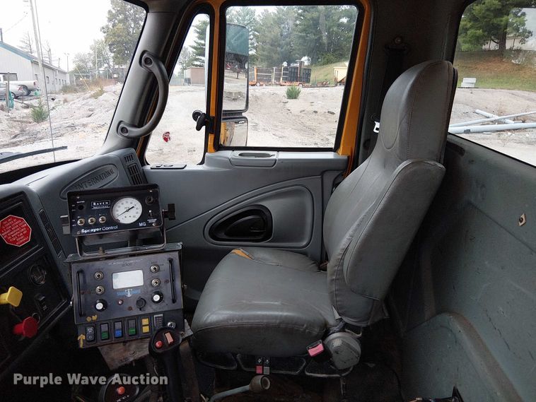 image for item DU3698 2002 International 7400 dump truck