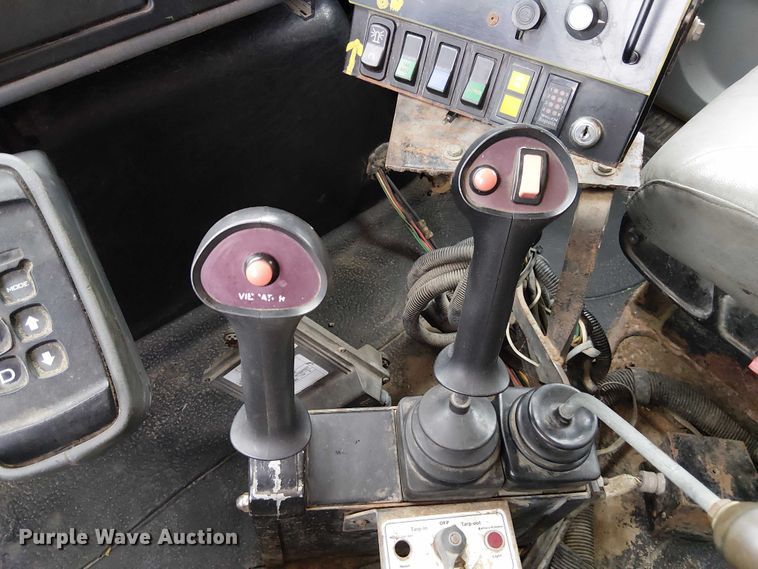 image for item DU3698 2002 International 7400 dump truck