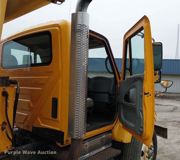 image for item DU3698 2002 International 7400 dump truck