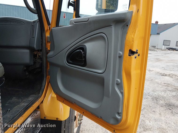 image for item DU3698 2002 International 7400 dump truck