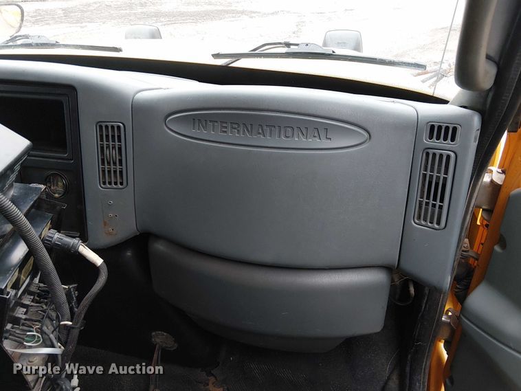 image for item DU3698 2002 International 7400 dump truck