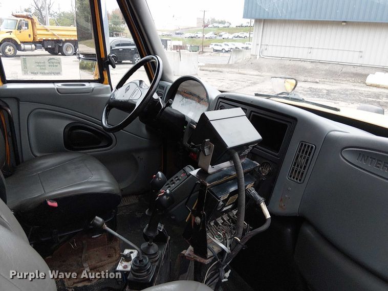 image for item DU3698 2002 International 7400 dump truck