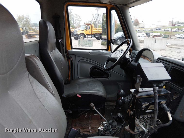 image for item DU3698 2002 International 7400 dump truck