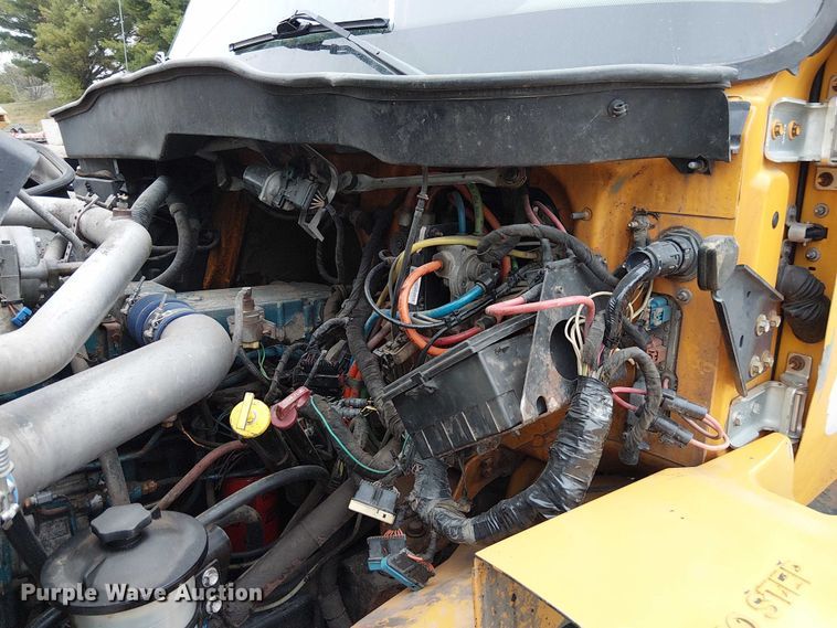 image for item DU3698 2002 International 7400 dump truck