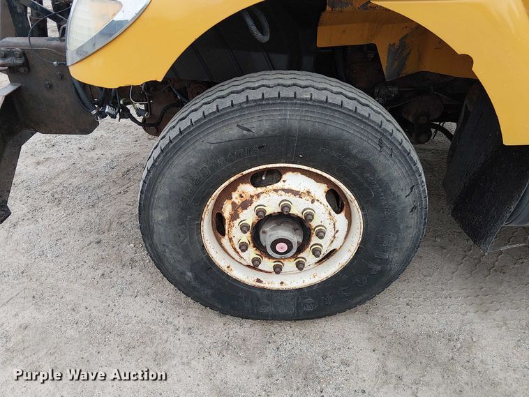 image for item DU3698 2002 International 7400 dump truck