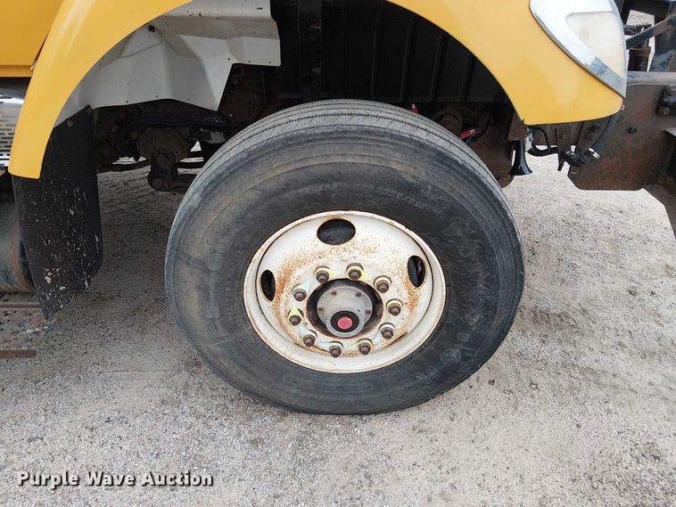 image for item DU3698 2002 International 7400 dump truck