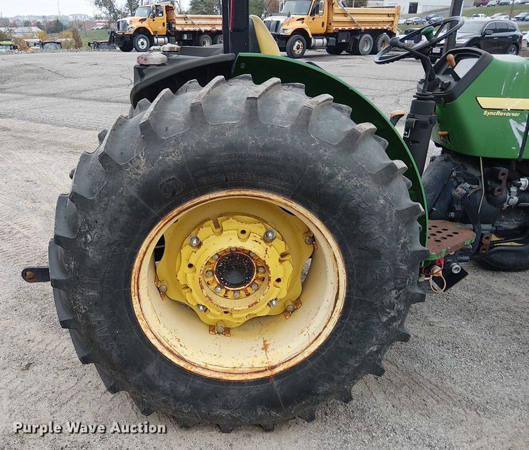 image for item DU3700 2006 John Deere 5205 tractor