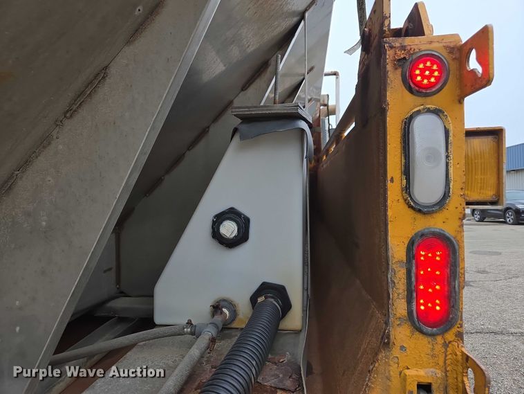 image for item DU3706 2006 International 7400 dump truck