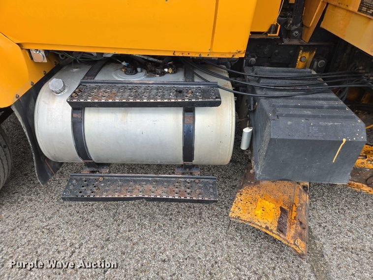 image for item DU3706 2006 International 7400 dump truck