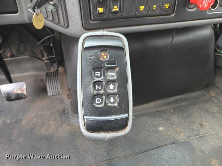 image for item DU3706 2006 International 7400 dump truck