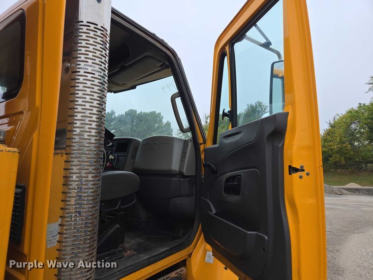 image for item DU3708 2013 International WorkStar 7500 dump truck