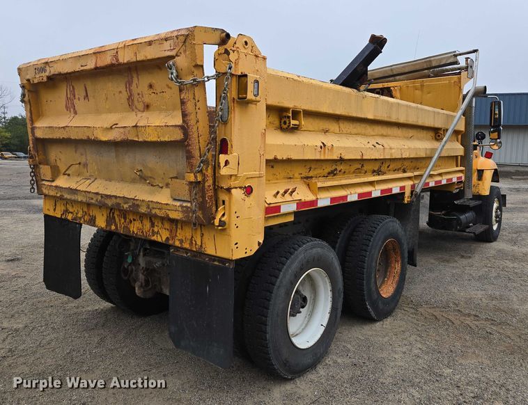 image for item DU3709 2007 International 7400 dump truck