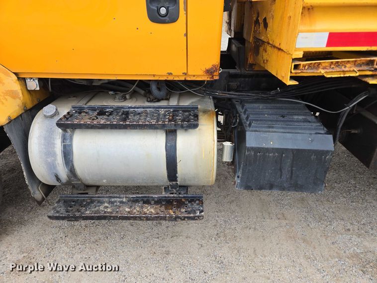 image for item DU3709 2007 International 7400 dump truck