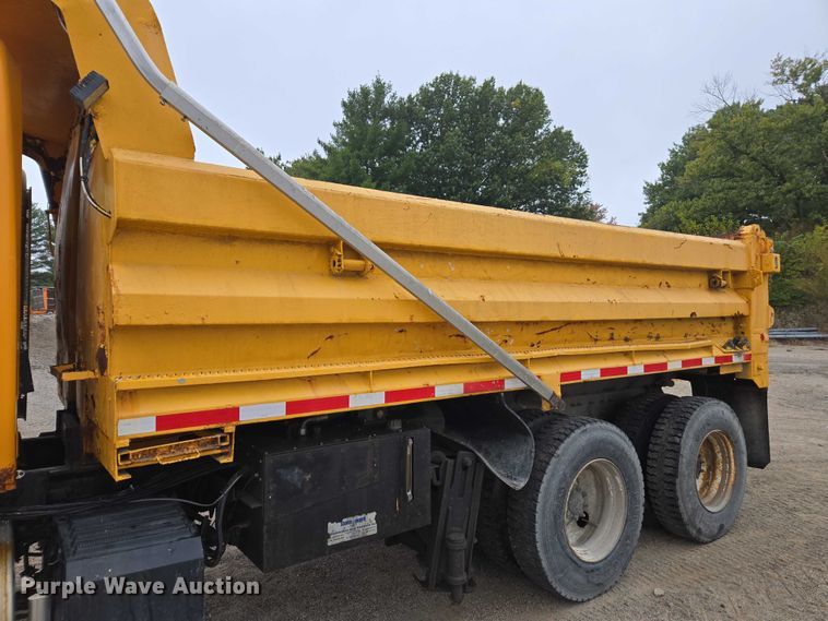 image for item DU3709 2007 International 7400 dump truck