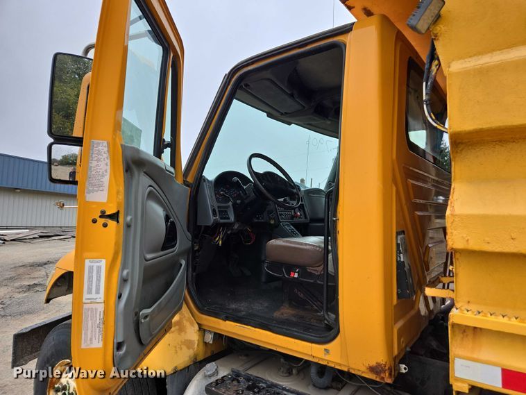 image for item DU3709 2007 International 7400 dump truck