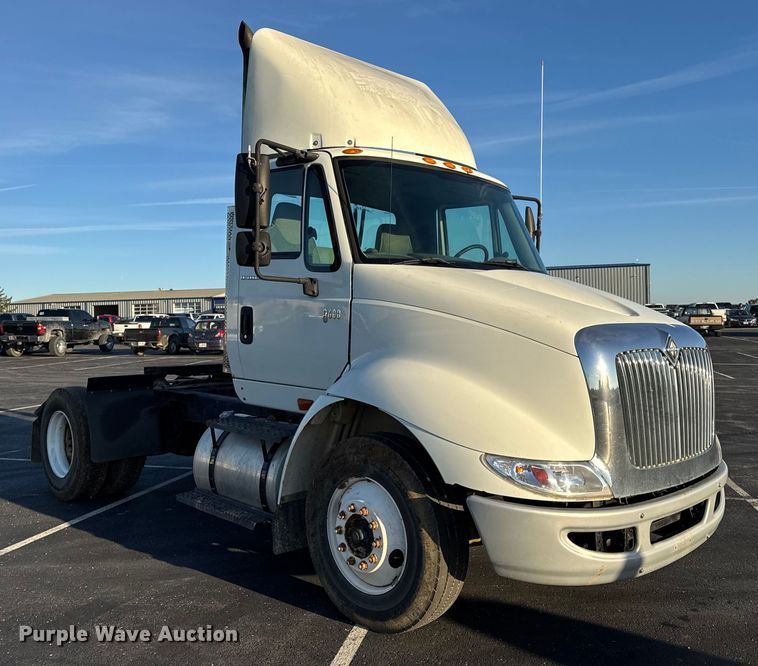 image for item DW6660 2007 International 8600 semi truck