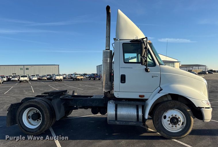 image for item DW6660 2007 International 8600 semi truck