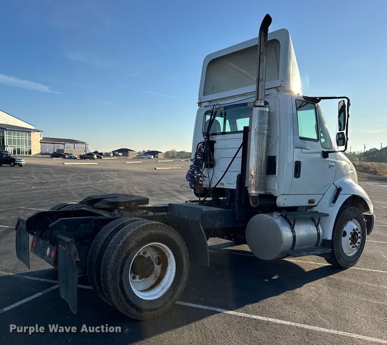 image for item DW6660 2007 International 8600 semi truck