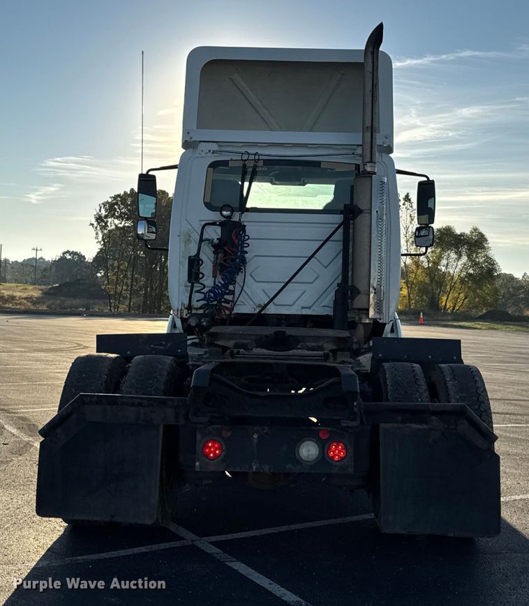 image for item DW6660 2007 International 8600 semi truck