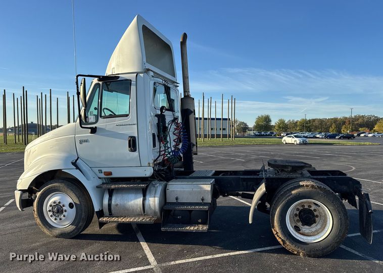 image for item DW6660 2007 International 8600 semi truck