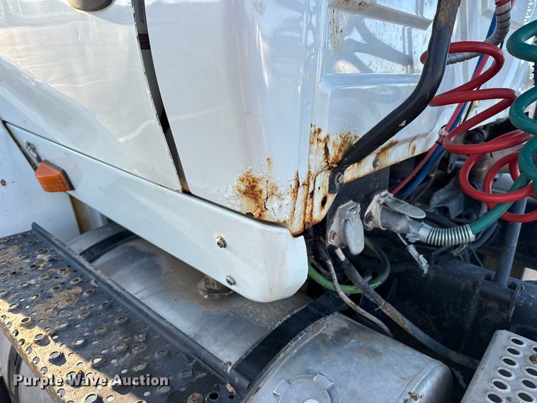 image for item DW6660 2007 International 8600 semi truck