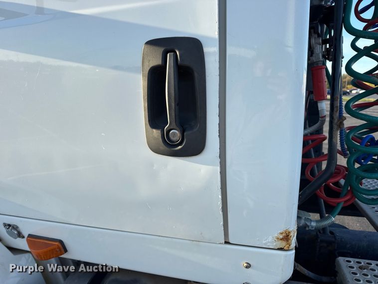 image for item DW6660 2007 International 8600 semi truck