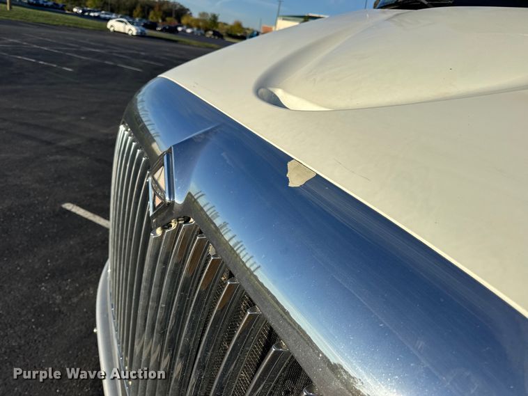 image for item DW6660 2007 International 8600 semi truck