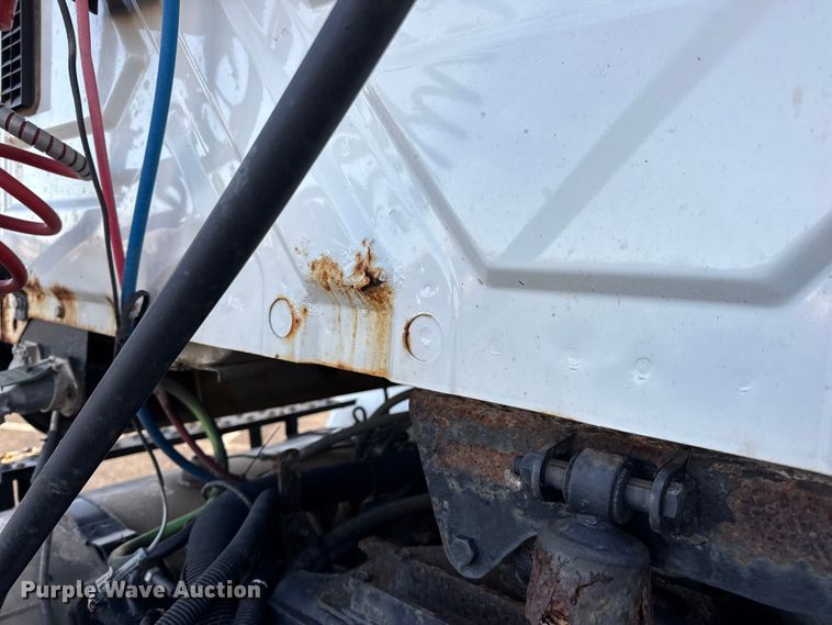 image for item DW6660 2007 International 8600 semi truck