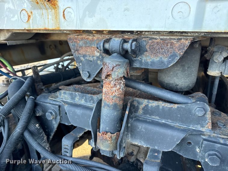 image for item DW6660 2007 International 8600 semi truck