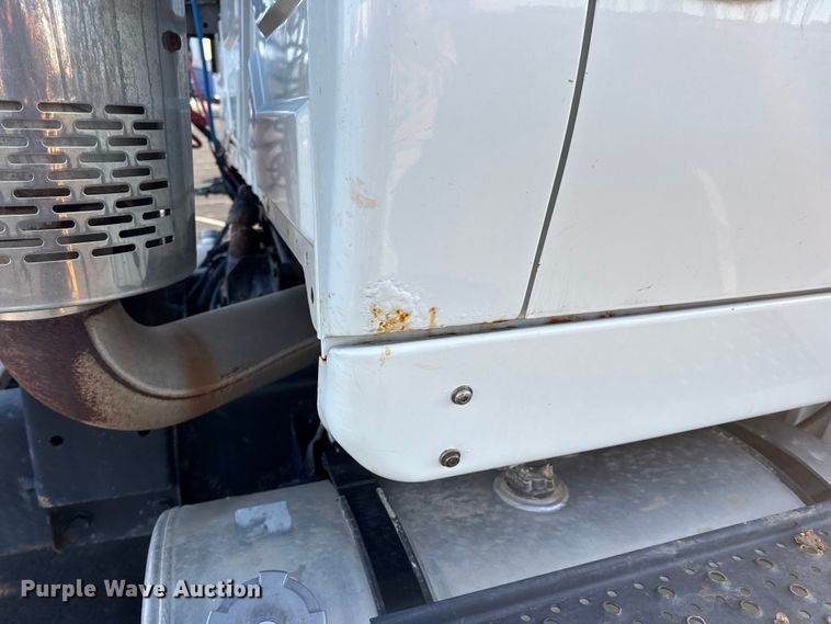 image for item DW6660 2007 International 8600 semi truck