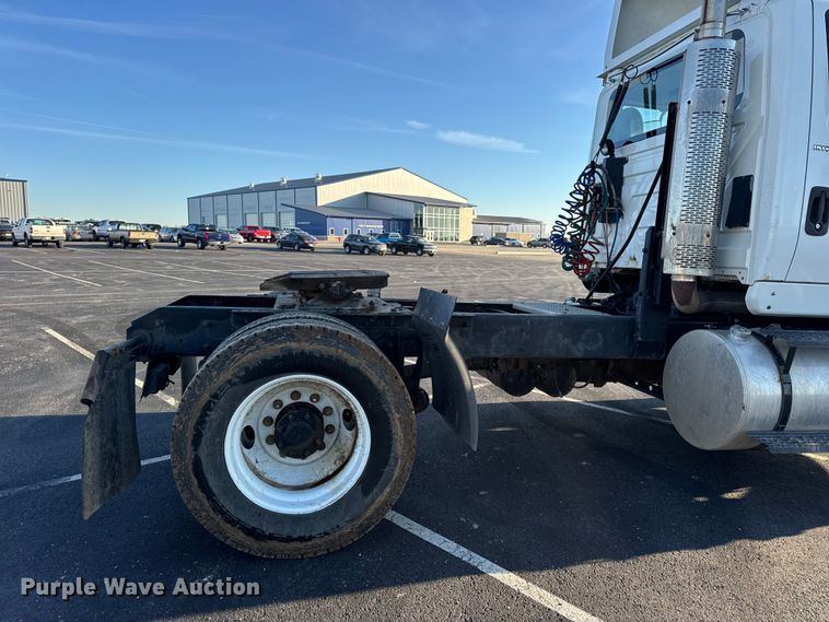 image for item DW6660 2007 International 8600 semi truck