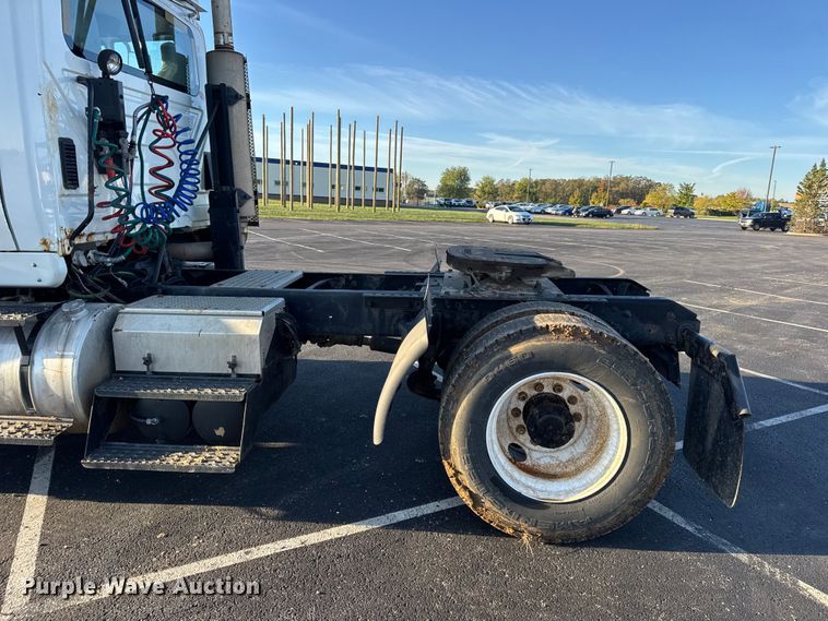 image for item DW6660 2007 International 8600 semi truck