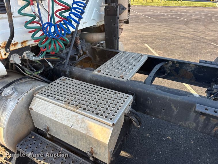 image for item DW6660 2007 International 8600 semi truck