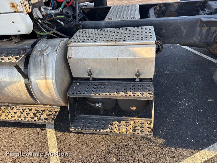 image for item DW6660 2007 International 8600 semi truck