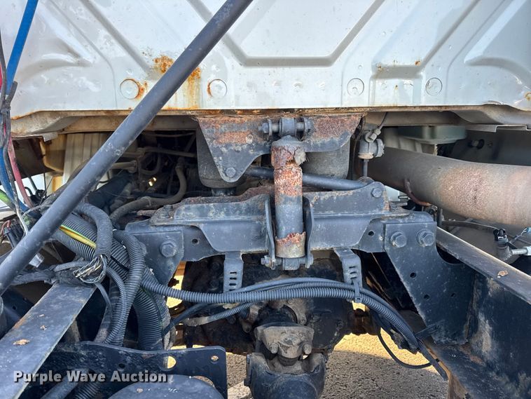 image for item DW6660 2007 International 8600 semi truck