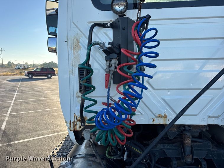 image for item DW6660 2007 International 8600 semi truck