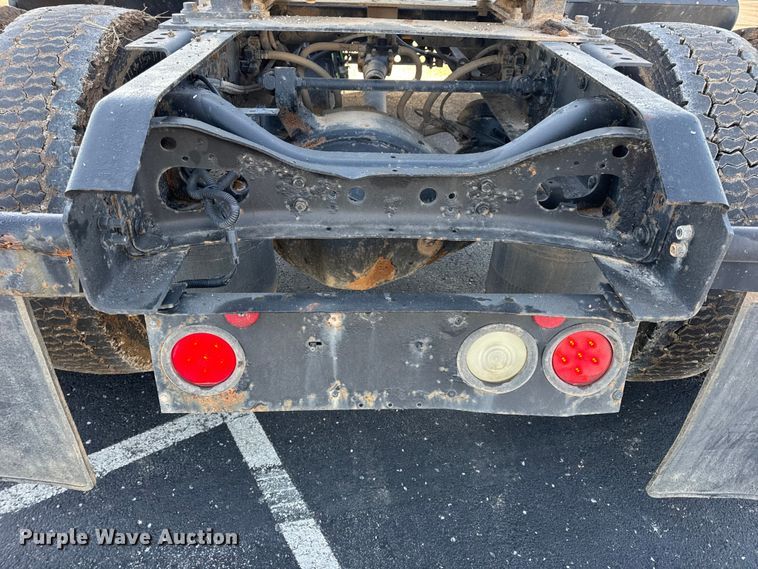 image for item DW6660 2007 International 8600 semi truck