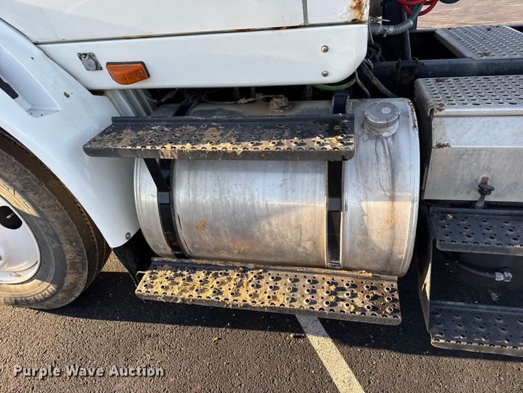 image for item DW6660 2007 International 8600 semi truck