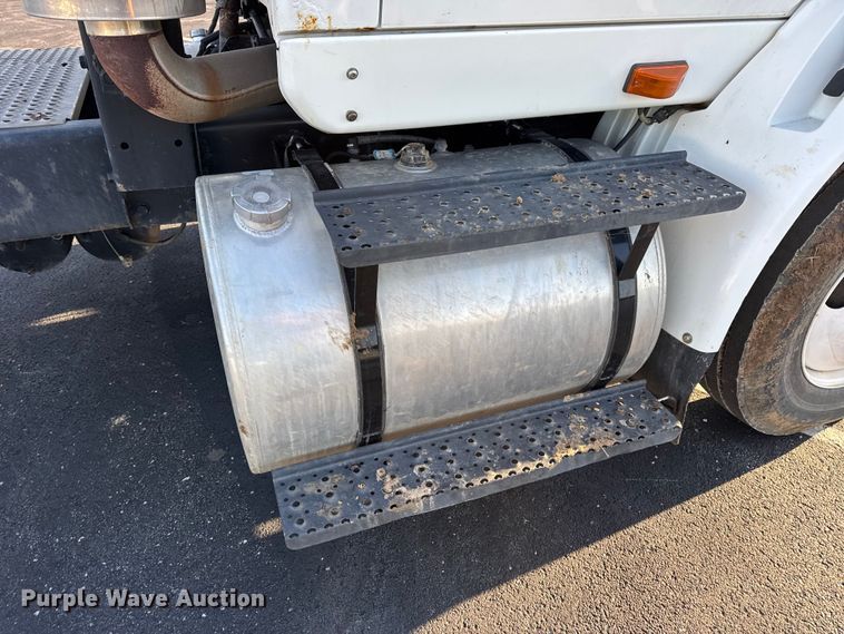 image for item DW6660 2007 International 8600 semi truck