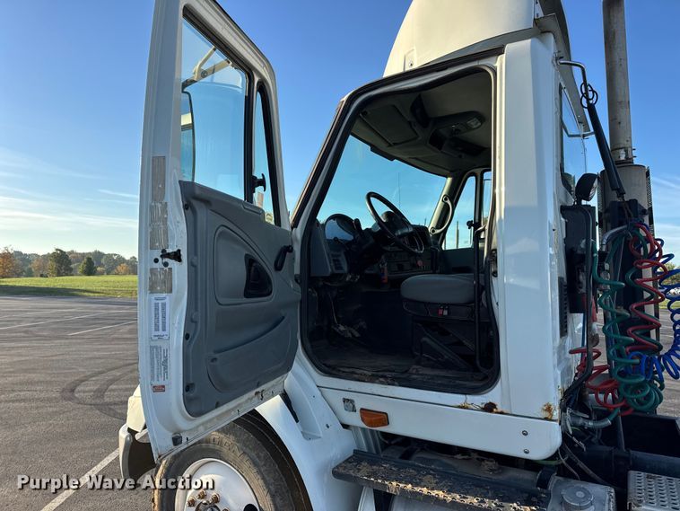 image for item DW6660 2007 International 8600 semi truck