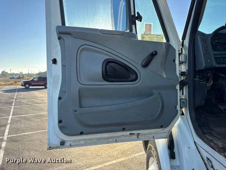 image for item DW6660 2007 International 8600 semi truck