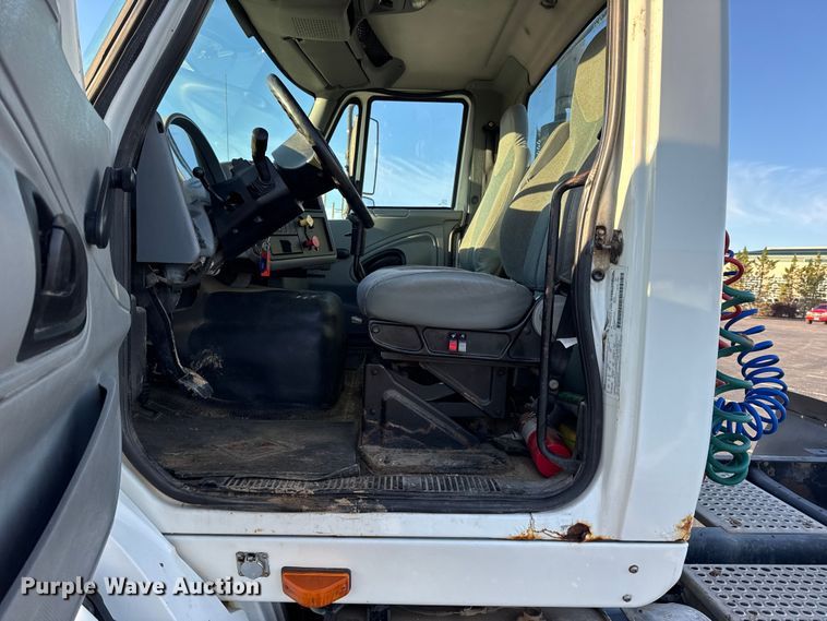 image for item DW6660 2007 International 8600 semi truck