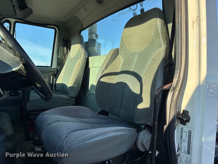 image for item DW6660 2007 International 8600 semi truck